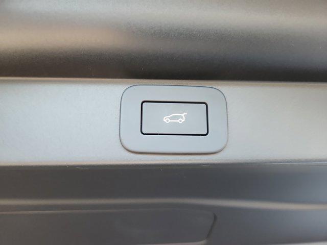 2026 Land Rover Range Rover P615 SV