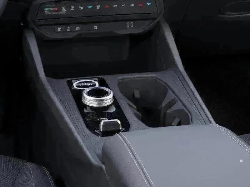 New 2026 Bright White Clear-Coat Exterior Paint Jeep Laredo image 24