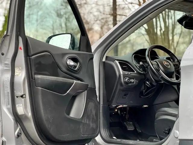 2019 Jeep Cherokee Limited FWD