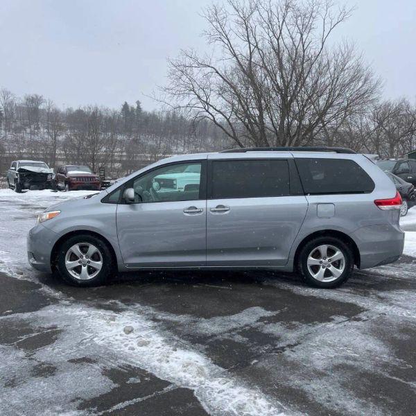 2013 Toyota Sienna LE V6 8 Passenger