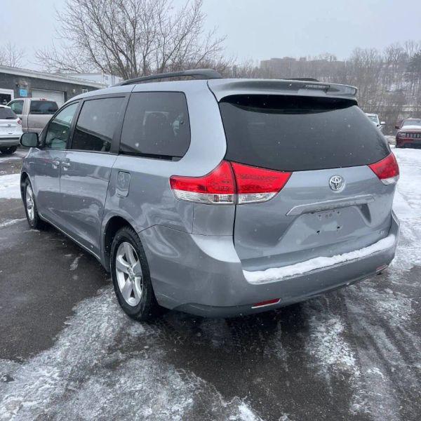 2013 Toyota Sienna LE V6 8 Passenger