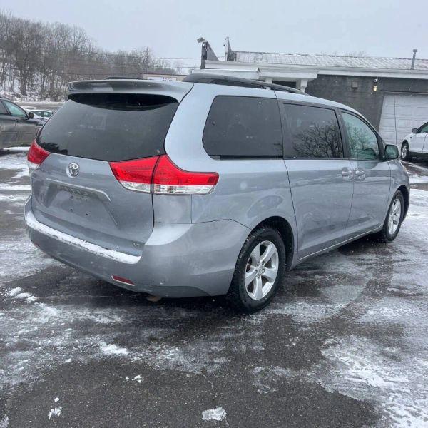 2013 Toyota Sienna LE V6 8 Passenger