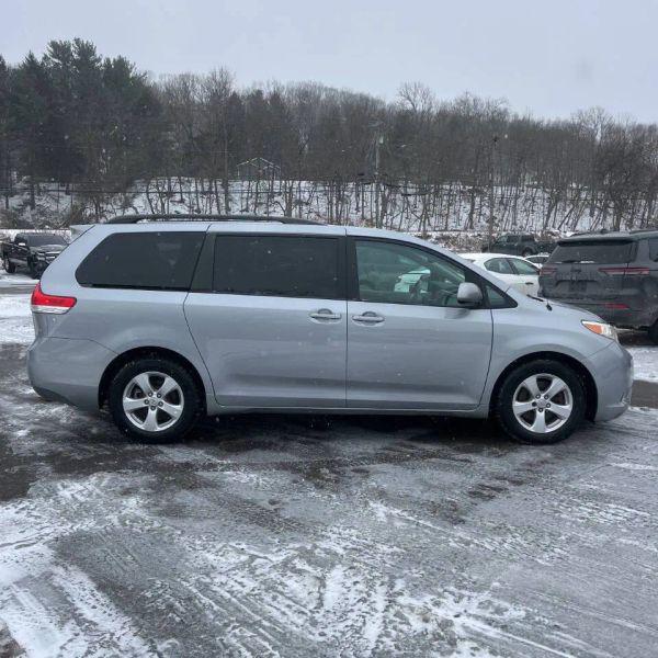 2013 Toyota Sienna LE V6 8 Passenger