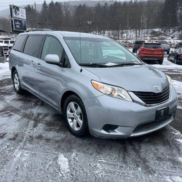 2013 Toyota Sienna LE V6 8 Passenger
