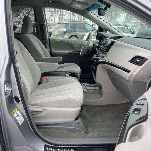 2013 Toyota Sienna LE V6 8 Passenger