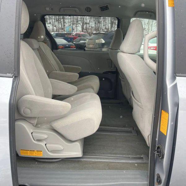 2013 Toyota Sienna LE V6 8 Passenger