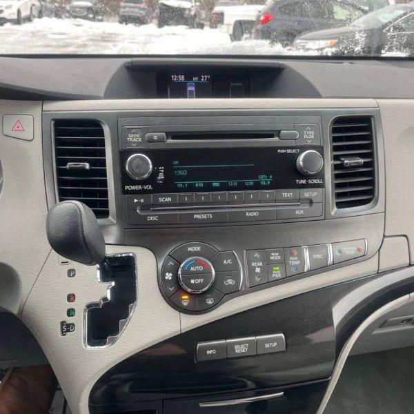2013 Toyota Sienna LE V6 8 Passenger