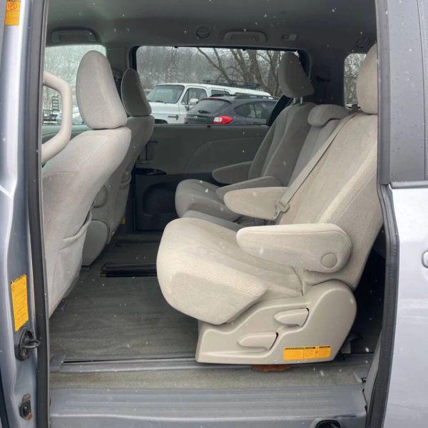 2013 Toyota Sienna LE V6 8 Passenger