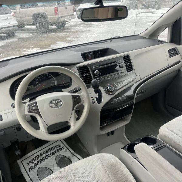 2013 Toyota Sienna LE V6 8 Passenger