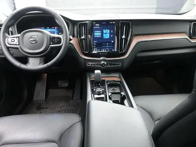 2023 Volvo XC60 B5 Plus Dark Theme