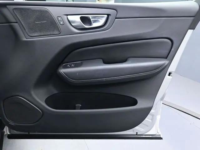 2023 Volvo XC60 B5 Plus Dark Theme