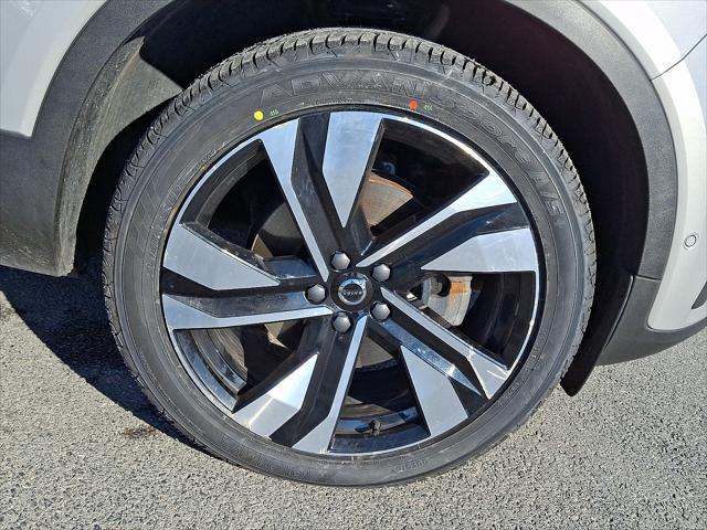2023 Volvo XC40 B5 Plus Bright Theme