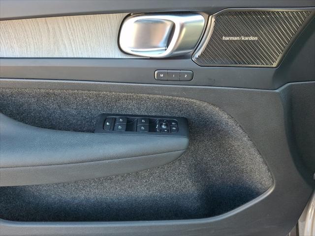 2023 Volvo XC40 B5 Plus Bright Theme