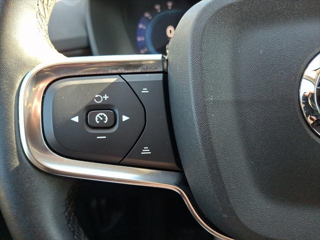 2023 Volvo XC40 B5 Plus Bright Theme
