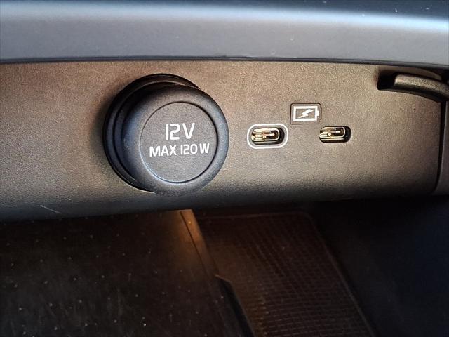 2023 Volvo XC40 B5 Plus Bright Theme