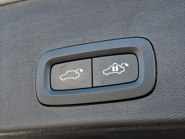 2023 Volvo XC40 B5 Plus Bright Theme