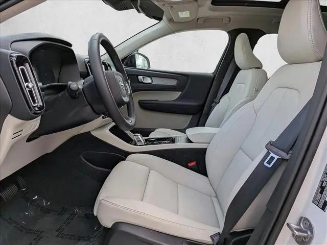 2026 Volvo XC40 Plus, B5 AWD Gas (mild hybrid), Dark