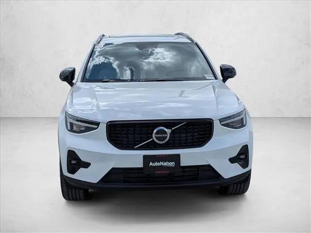 2026 Volvo XC40 Plus, B5 AWD Gas (mild hybrid), Dark