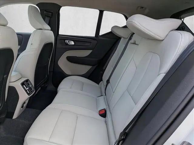 2026 Volvo XC40 Plus, B5 AWD Gas (mild hybrid), Dark
