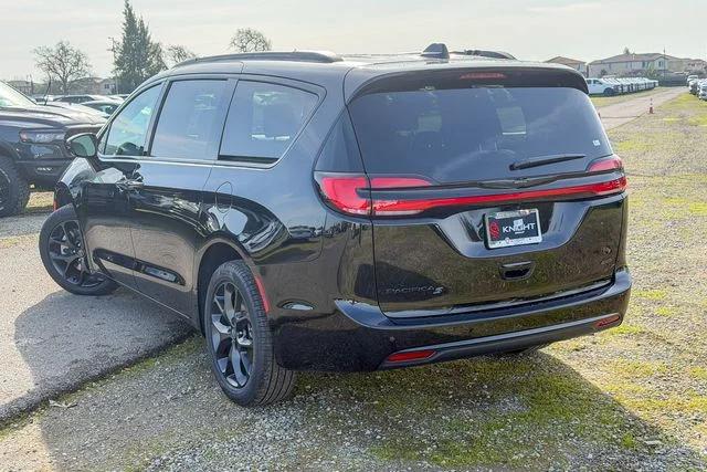 2026 Chrysler Pacifica Select AWD