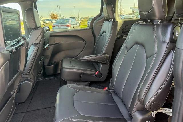 2026 Chrysler Pacifica Select AWD