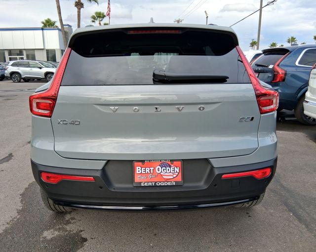 2026 Volvo XC40 Plus, B5 AWD Gas (mild hybrid), Dark