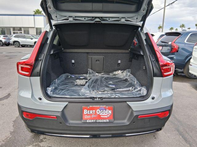 2026 Volvo XC40 Plus, B5 AWD Gas (mild hybrid), Dark