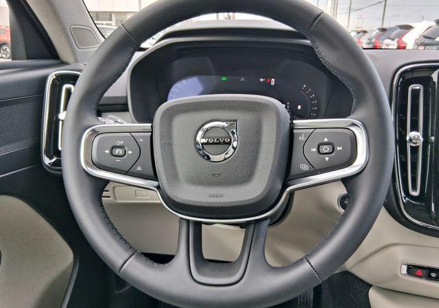 2026 Volvo XC40 Plus, B5 AWD Gas (mild hybrid), Dark