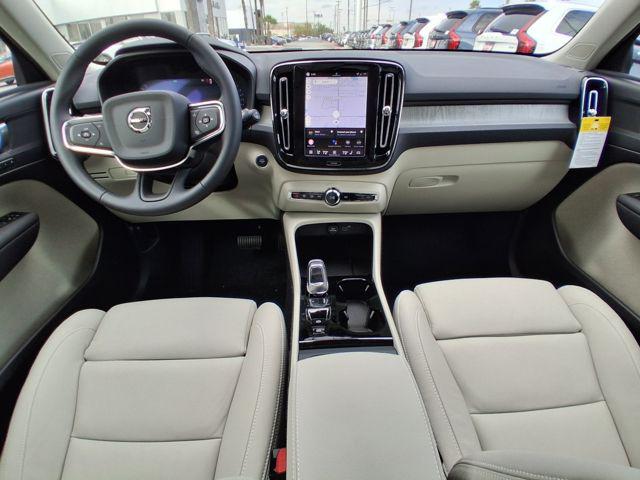 2026 Volvo XC40 Plus, B5 AWD Gas (mild hybrid), Dark
