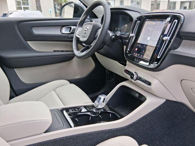 2026 Volvo XC40 Plus, B5 AWD Gas (mild hybrid), Dark