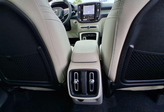 2026 Volvo XC40 Plus, B5 AWD Gas (mild hybrid), Dark
