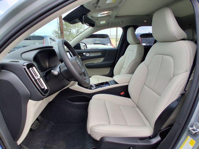 2026 Volvo XC40 Plus, B5 AWD Gas (mild hybrid), Dark
