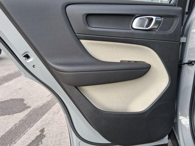 2026 Volvo XC40 Plus, B5 AWD Gas (mild hybrid), Dark
