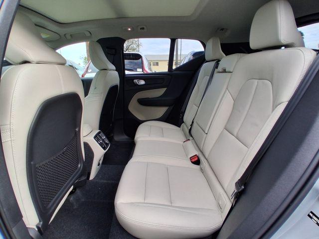 2026 Volvo XC40 Plus, B5 AWD Gas (mild hybrid), Dark