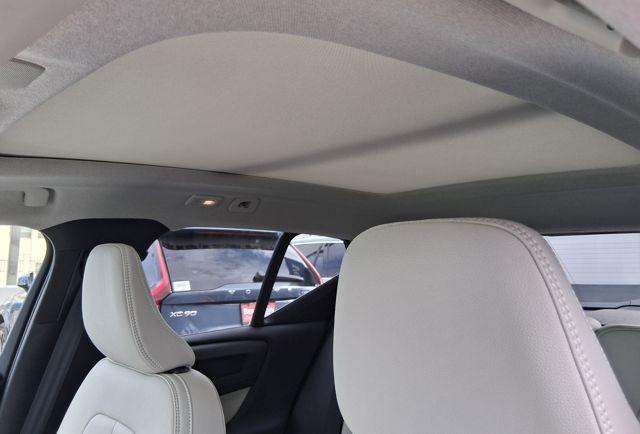 2026 Volvo XC40 Plus, B5 AWD Gas (mild hybrid), Dark