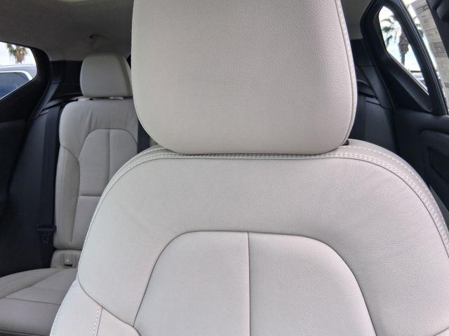2026 Volvo XC40 Plus, B5 AWD Gas (mild hybrid), Dark