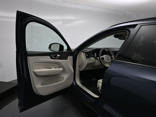 2023 Volvo XC60 B5 Plus Dark Theme