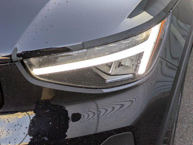2026 Volvo XC40 Core, B5 AWD Gas (mild hybrid), Dark