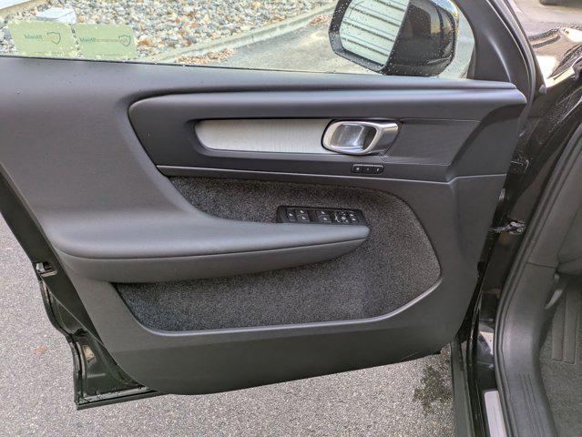 2026 Volvo XC40 Core, B5 AWD Gas (mild hybrid), Dark