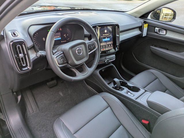 2026 Volvo XC40 Core, B5 AWD Gas (mild hybrid), Dark
