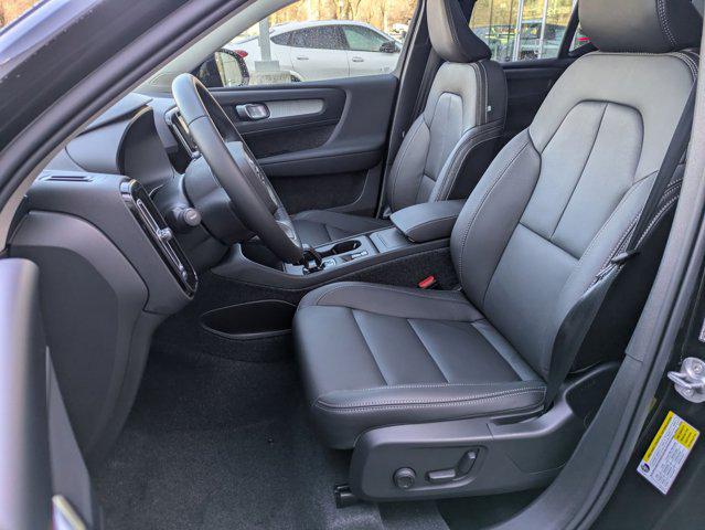 2026 Volvo XC40 Core, B5 AWD Gas (mild hybrid), Dark