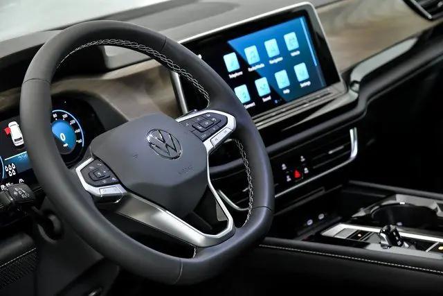 2026 Volkswagen Atlas SE with Technology