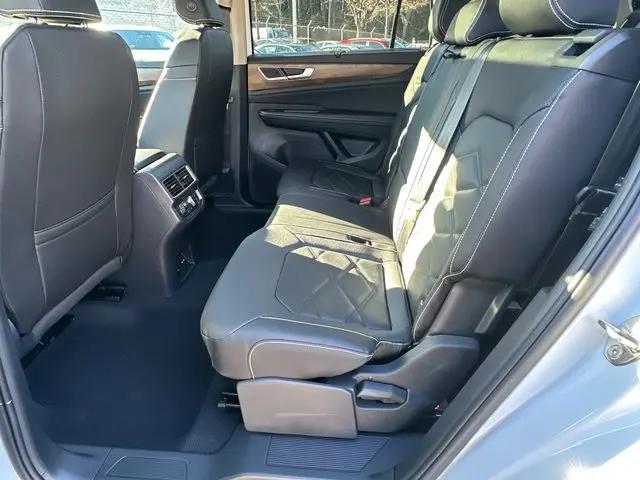 2026 Volkswagen Atlas SE with Technology