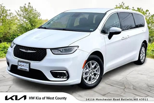 2023 Chrysler Pacifica Touring L for sale in Ballwin, MO