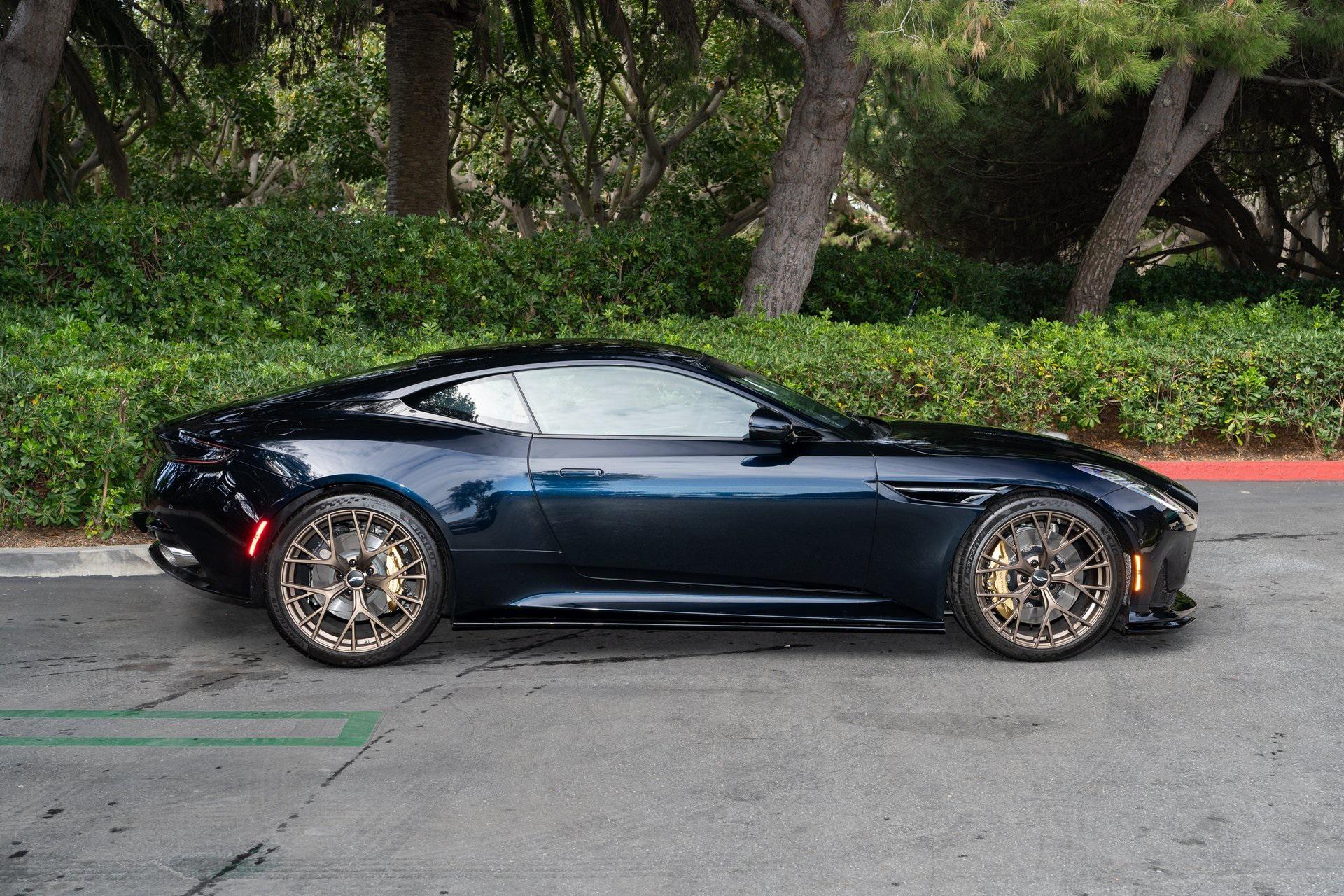 Aston Martin 2024 DB12