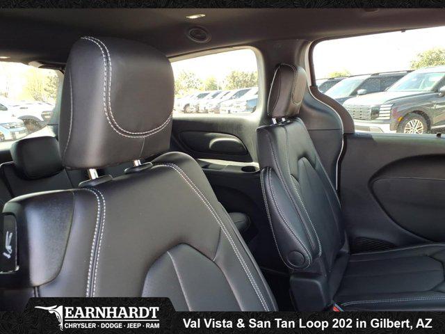 2026 Chrysler Pacifica Select AWD