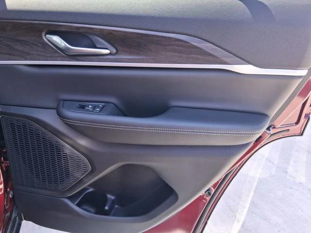 2026 Jeep Grand Cherokee Altitude 4x2