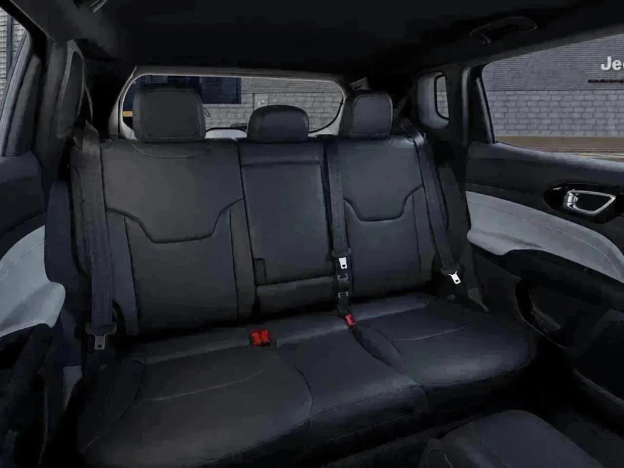 New 2026 Bright White Clear-Coat Exterior Paint Jeep Limited image 15