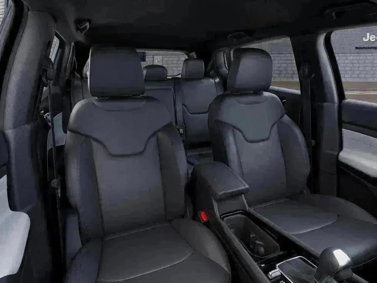 New 2026 Bright White Clear-Coat Exterior Paint Jeep Limited image 42