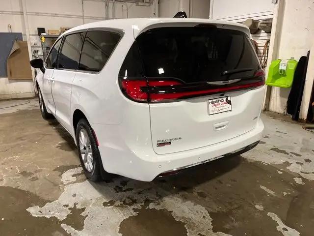2026 Chrysler Pacifica Select AWD